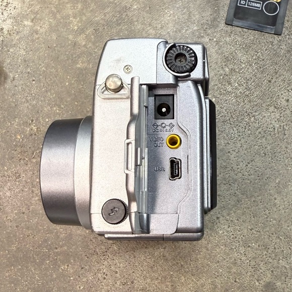 Olympus C-4000 Zoom 4.0MP Digital Camera Bundle w/ Accessories - Picture 8 of 11